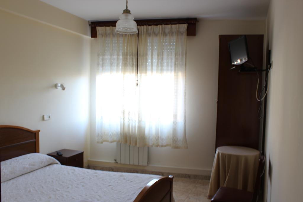 O Cruceiro Hotel Puentedeume Room photo